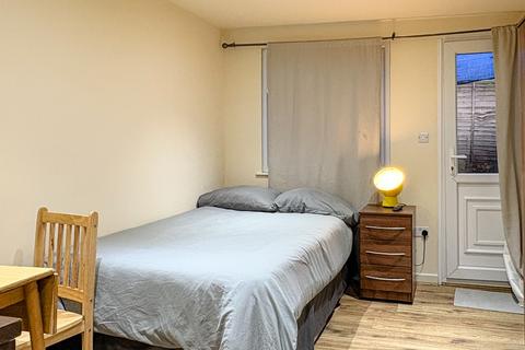 Studio to rent, High Road
