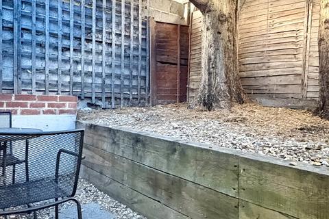Studio to rent, High Road
