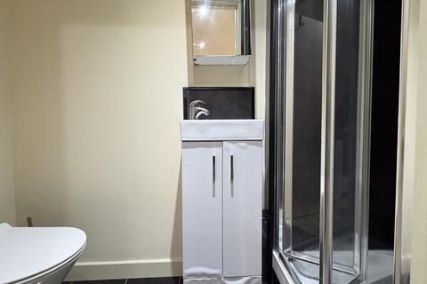 Studio to rent, High Road