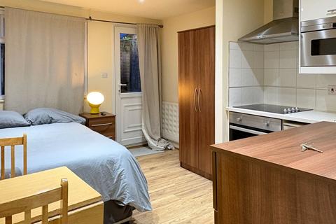Studio to rent, High Road