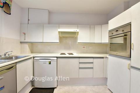 1 bedroom flat for sale, Cunningham Close, Romford RM6