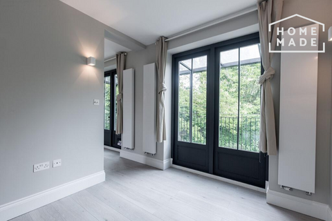 Flat to rent, 97 Russell Road, N13