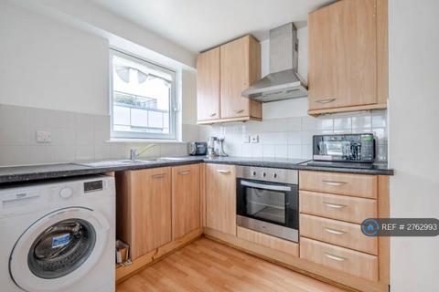 2 bedroom flat to rent, Pine House, London, SW6