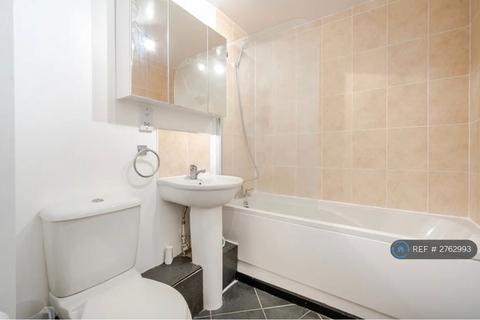 2 bedroom flat to rent, Pine House, London, SW6