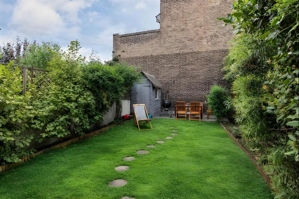 Garden with grass 2.png