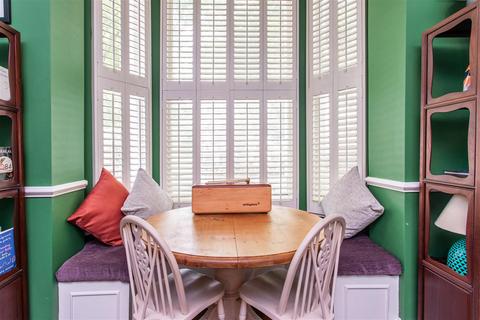 3 bedroom maisonette for sale, Burdett Road, Limehouse, E14