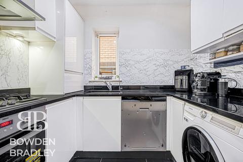 4 bedroom townhouse to rent, Reservoir Way, Ilford, IG6