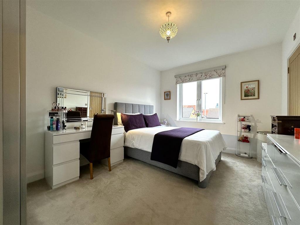 Master Bedroom 074
