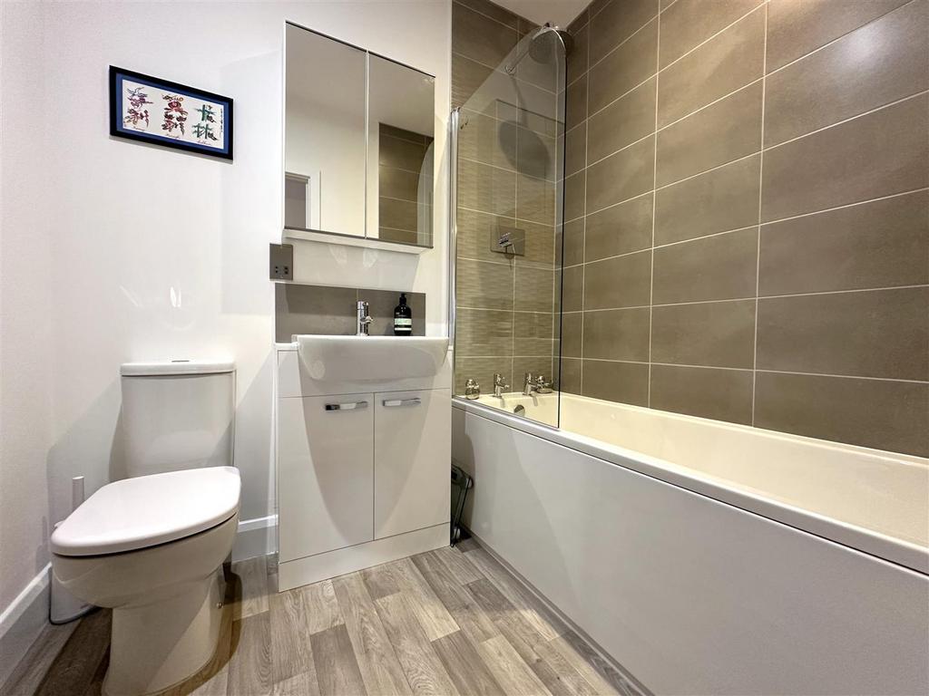 Family Bathroom 112