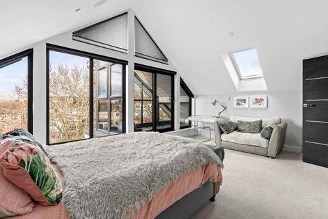 5 bedroom detached house for sale, Basi Close, Hornchurch RM11