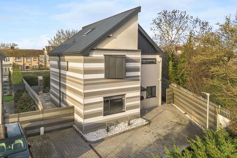 5 bedroom detached house for sale, Basi Close, Hornchurch RM11
