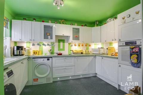 3 bedroom terraced house for sale, Dahlia Close, Clacton-On-Sea CO16
