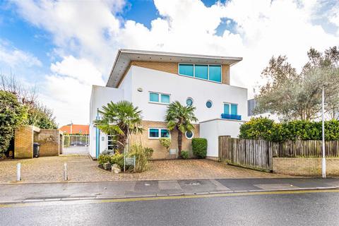 2 bedroom flat for sale, Salterns Way, Poole BH14