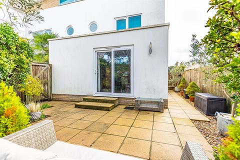 2 bedroom flat for sale, Salterns Way, Poole BH14