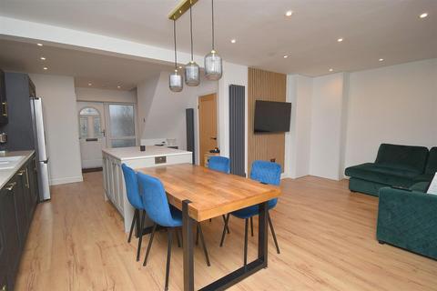 4 bedroom semi-detached house for sale, St. Davids Way, Wickford