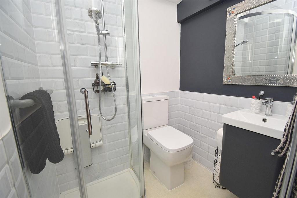 Ensuite DS Bed.JPG