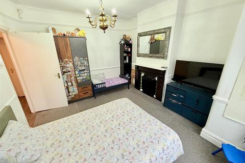 undefined, Mount Avenue, London