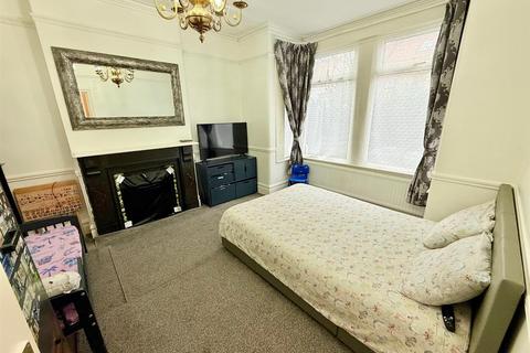 undefined, Mount Avenue, London