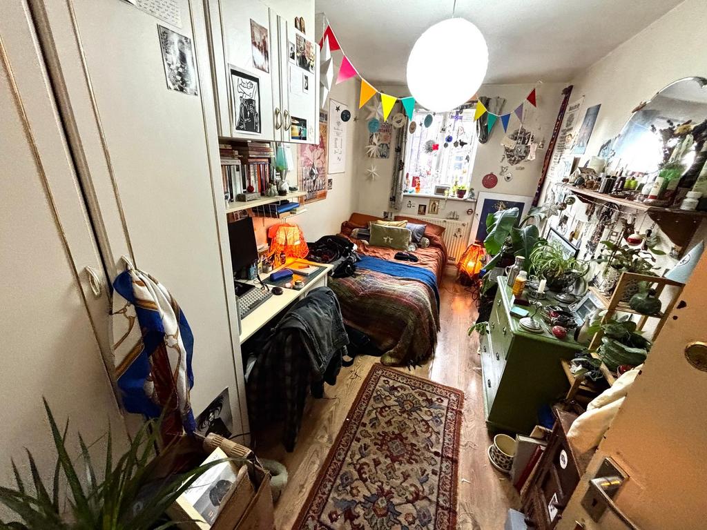 Cosy, characterful single bedroom with colourfu...