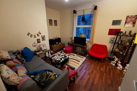 2 bedroom flat to rent, North Hill Road, Leeds LS6