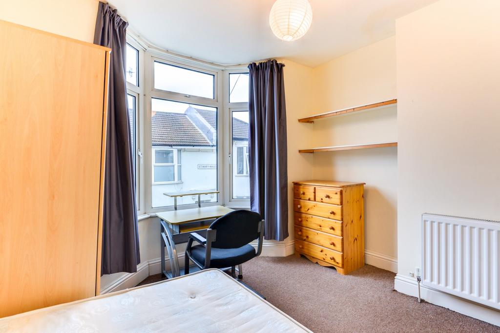 Bright double bedroom with a large bay window, ...