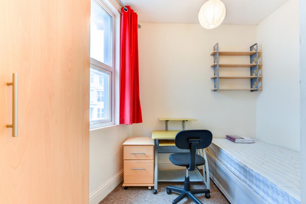 Bright, tidy single bedroom with a comfortable ...