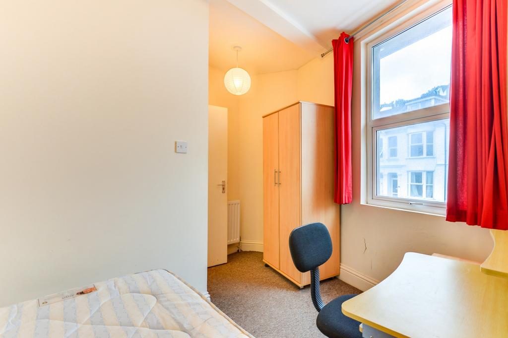 A bright and well-maintained double bedroom fea...