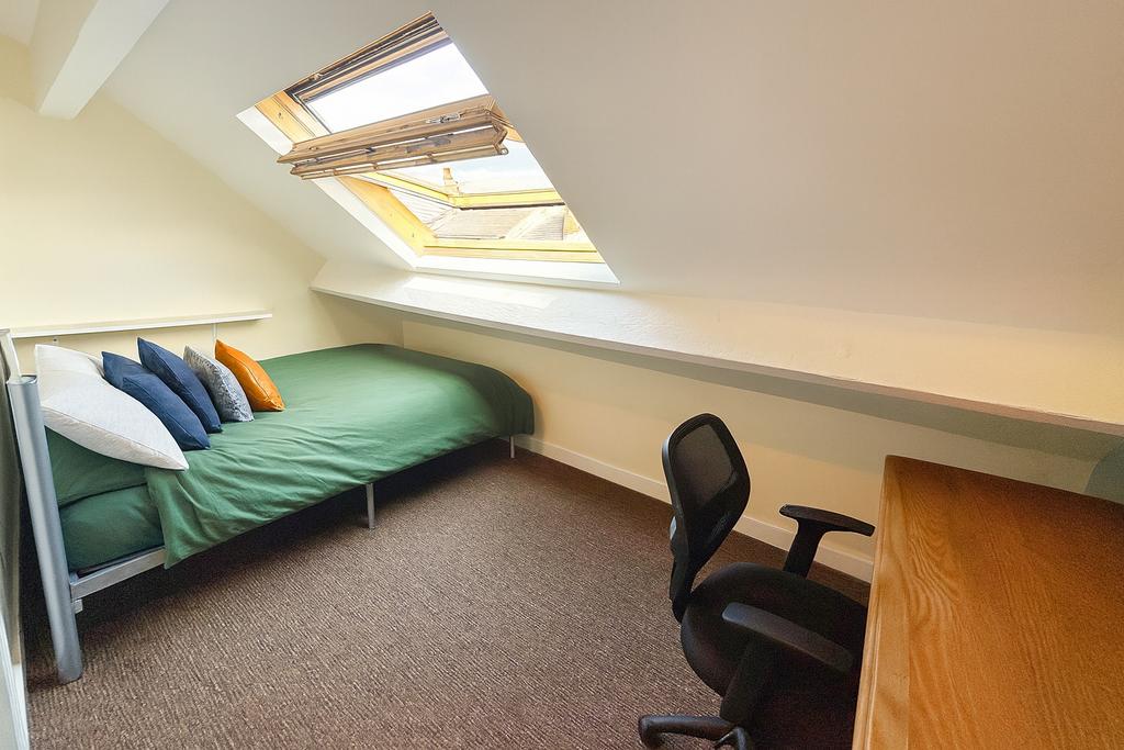 Bright, neatly presented attic bedroom with a s...