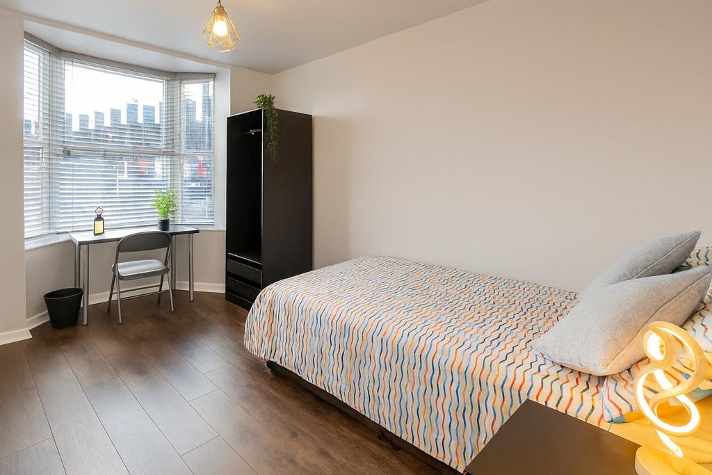 Bright, tidy double bedroom with a large bay wi...