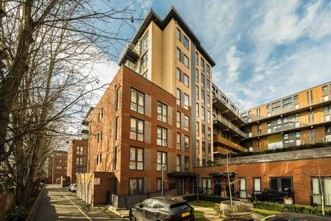 2 bedroom flat to rent, Colonnade Gardens, London W3