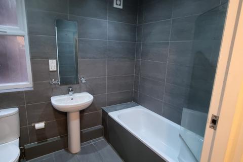 2 bedroom flat to rent, 23 Elmers End Road, London SE20