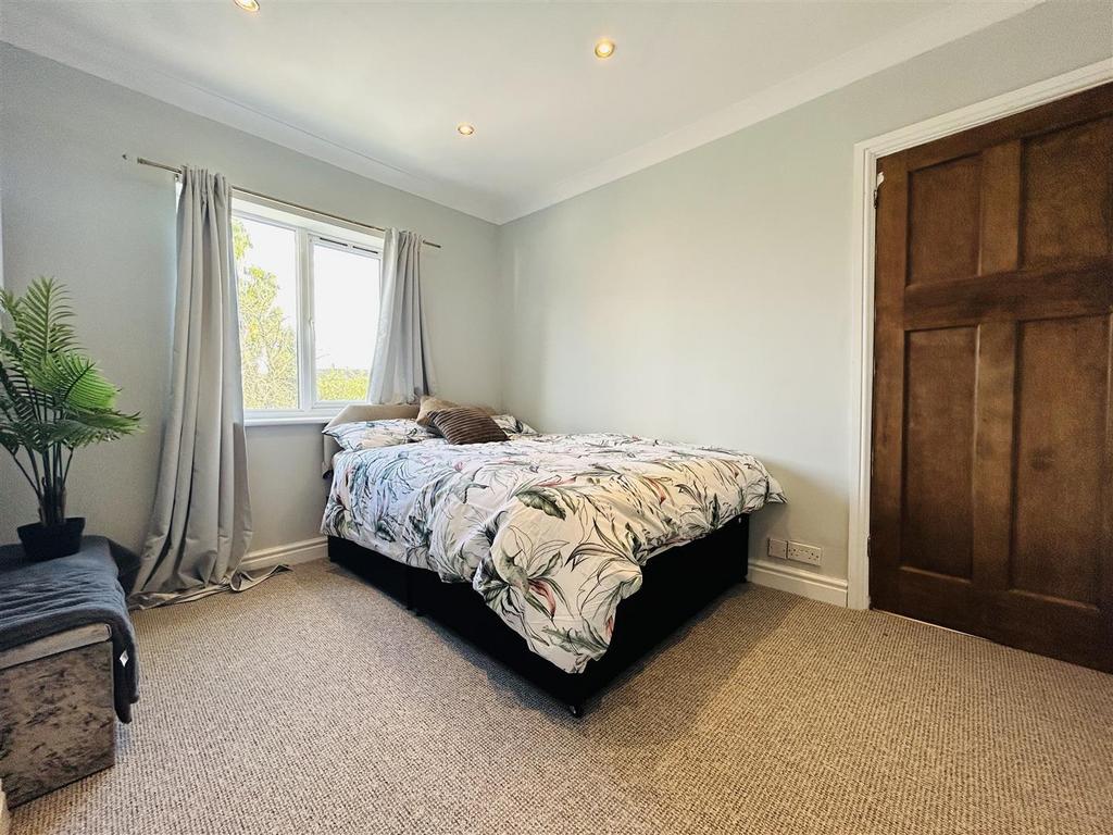 Bed 2.jpg