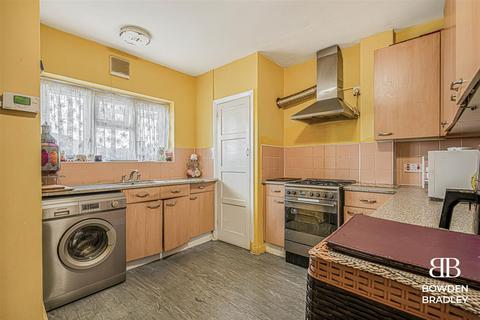 3 bedroom flat for sale, Aldborough Road North, Newbury Park, IG2