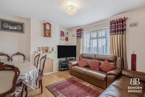 3 bedroom flat for sale, Aldborough Road North, Newbury Park, IG2