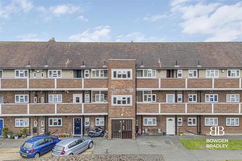 3 bedroom flat for sale, Aldborough Road North, Newbury Park, IG2