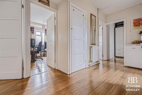 3 bedroom flat for sale, Aldborough Road North, Newbury Park, IG2