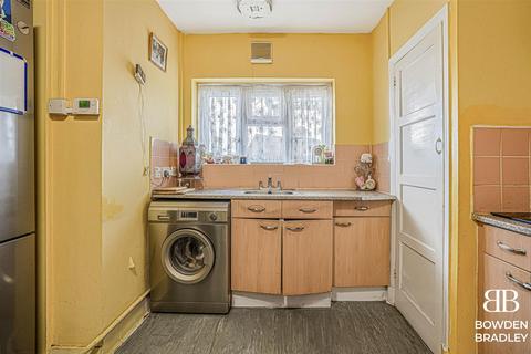 3 bedroom flat for sale, Aldborough Road North, Newbury Park, IG2