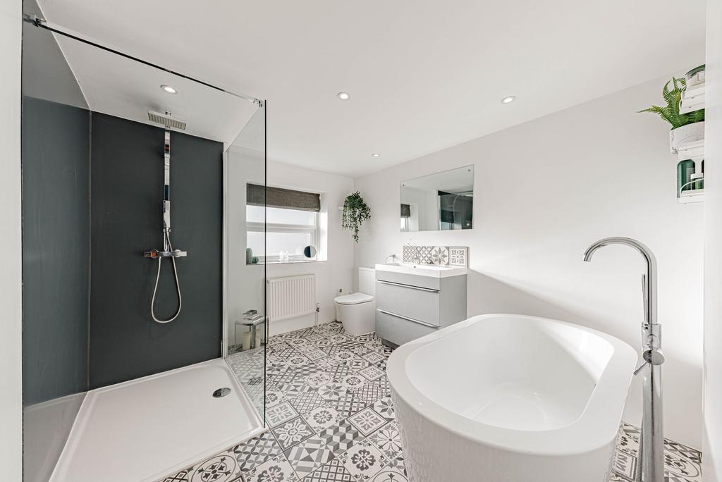 Bathroom W.C (1)