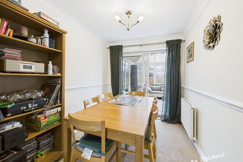 4 bedroom semi-detached house for sale, Redwood Drive, Aylesbury, Buckinghamshire