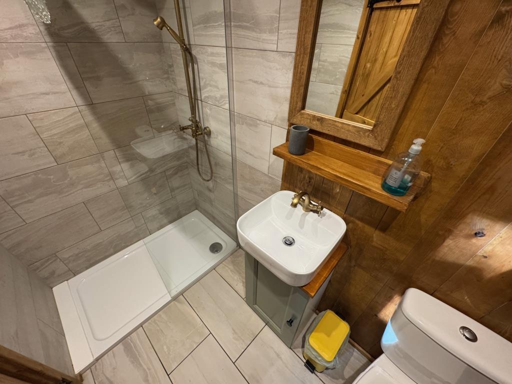 Pheasant Lodge-shower room