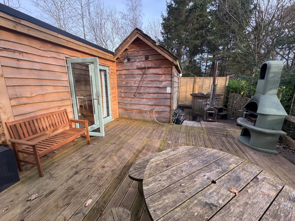 Woodpecker Lodge-decked area
