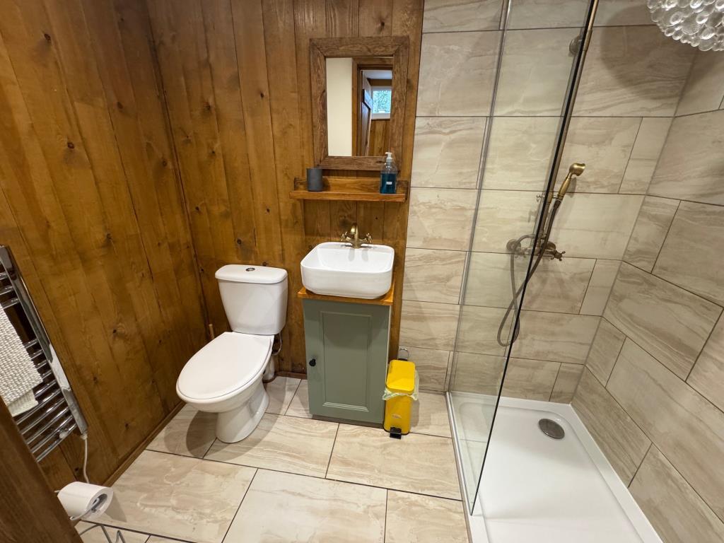 Woodpecker Lodge-shower room