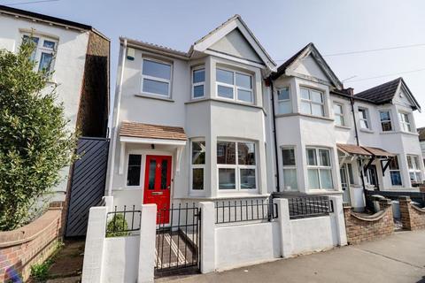 3 bedroom end of terrace house for sale, Lansdowne Avenue, Leigh-on-Sea SS9
