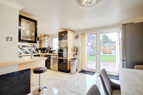 4 bedroom semi-detached house to rent, Darwin Road, Langley SL3