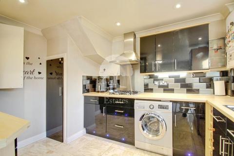 4 bedroom semi-detached house to rent, Darwin Road, Langley SL3