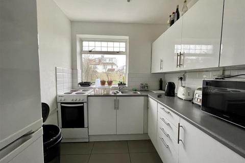 1 bedroom in a house share to rent, Clarendon Gardens, Wembley