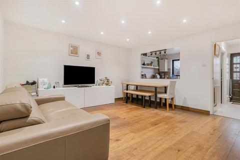 3 bedroom end of terrace house for sale, Barry Lynham Drive, Newmarket CB8