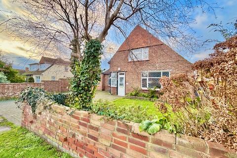 4 bedroom detached house for sale, Croft Road, Selsey