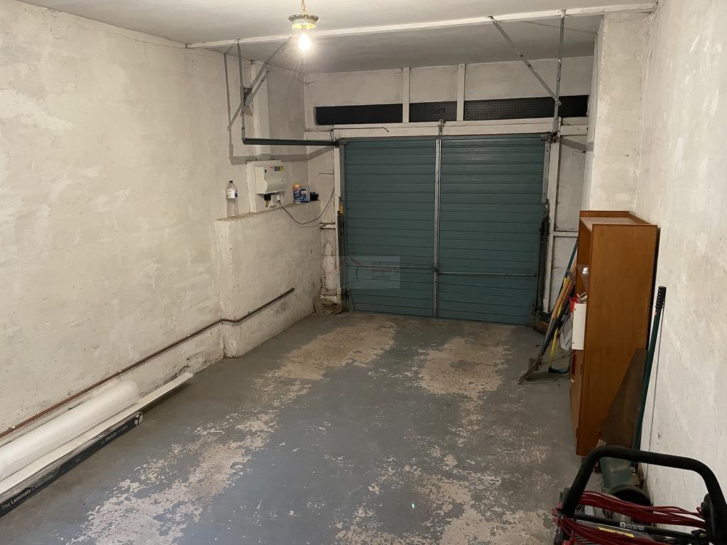 Garage a.JPG