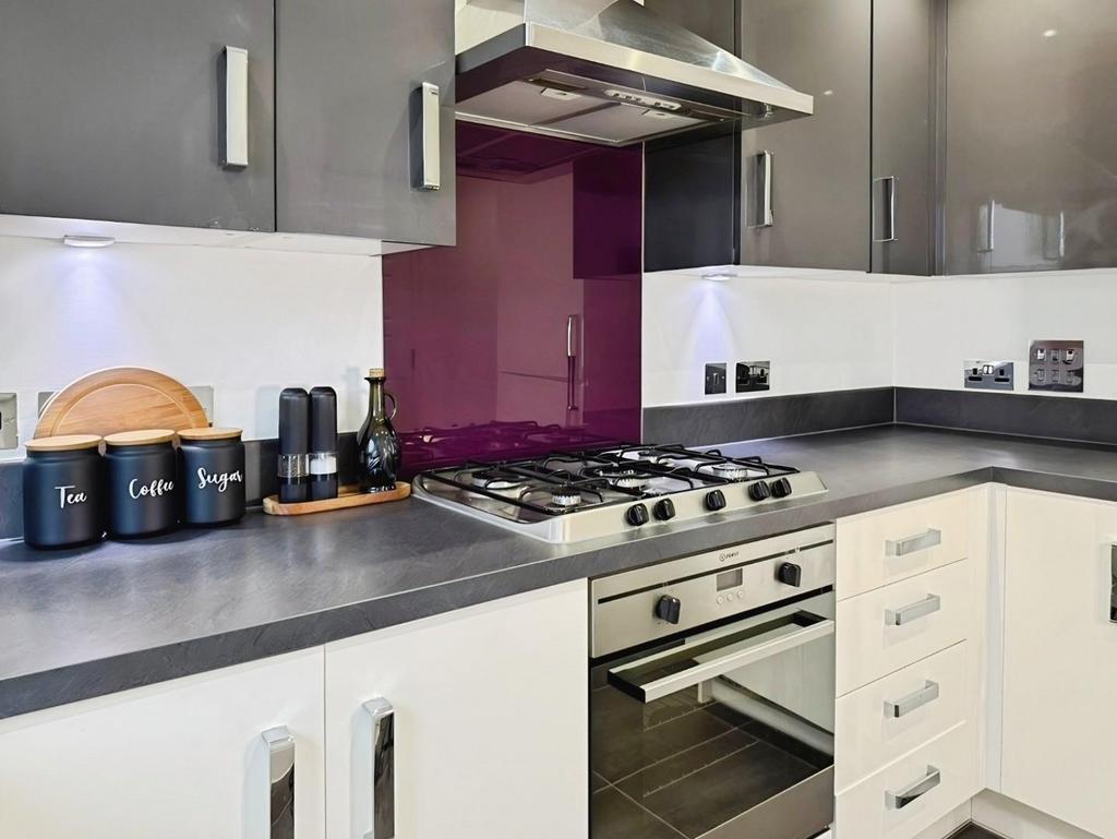 Kitchen 2.jpeg